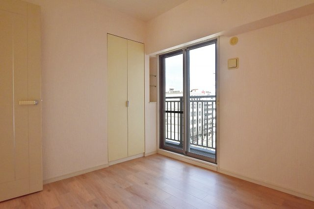 ネバーランド江坂垂水町の洋室|-洋室約5.5帖-