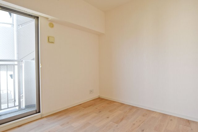 ネバーランド江坂垂水町の洋室|バルコニーに面しているので明るい光が差し込みます。