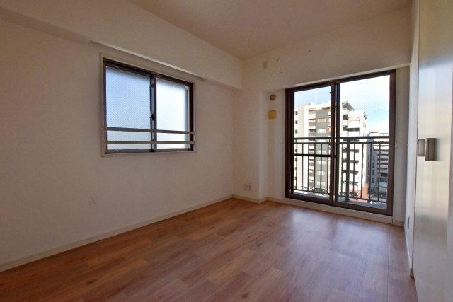 ネバーランド江坂垂水町の洋室|サービスバルコニー付きの洋室です。