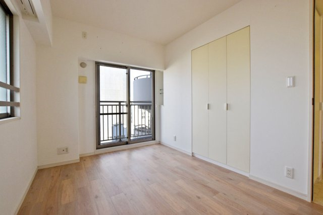 ネバーランド江坂垂水町の洋室|-洋室約6帖-