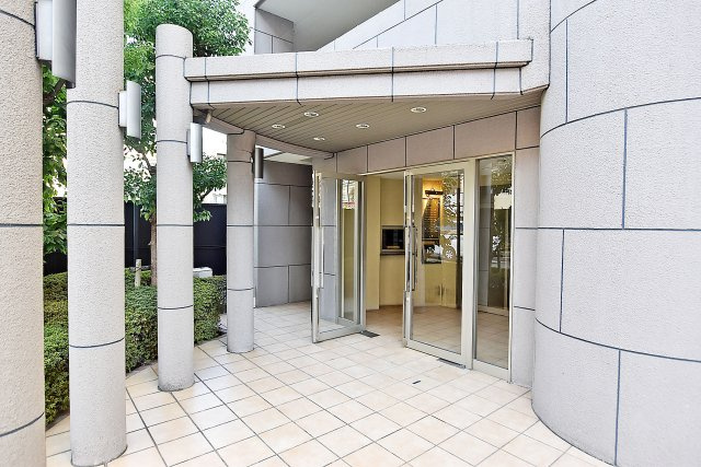 ネバーランド江坂垂水町のエントランス|2025年9月撮影