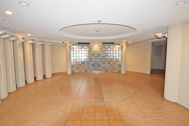 ネバーランド江坂垂水町のエントランス|2025年9月撮影