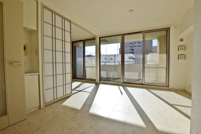 ネバーランド江坂垂水町の居間・リビング|家族の笑顔が集まる団らん空間です。