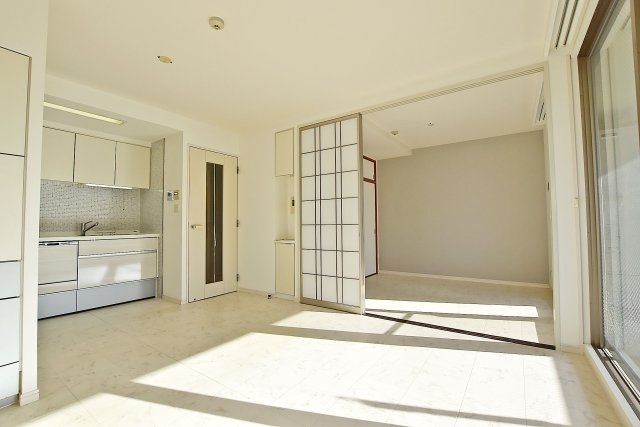 ネバーランド江坂垂水町の居間・リビング|料理をしながらリビングを見渡せる広々とした空間です。