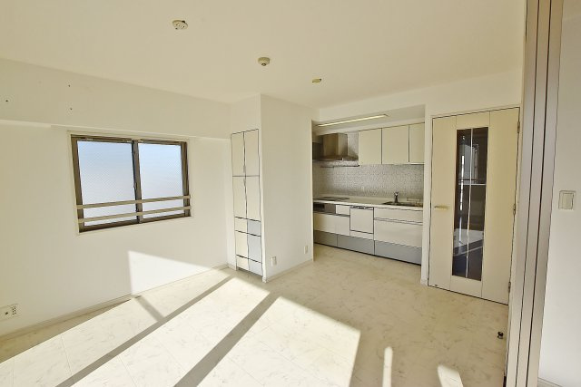 ネバーランド江坂垂水町の居間・リビング|2面採光のリビングには常に光が差し込みます。