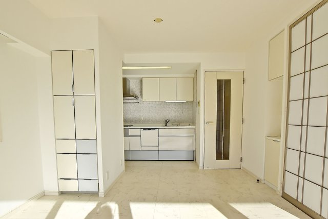 ネバーランド江坂垂水町の居間・リビング|キッチンの隣には収納スペースもあり、パントリースペースとしても利用できます。