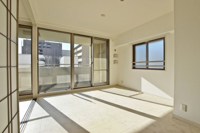 ネバーランド江坂垂水町の居間・リビング|リビング入口から撮影した写真です。