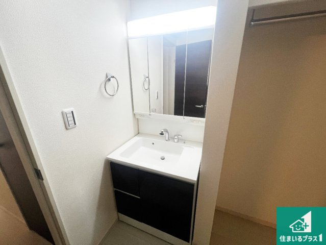 藤井寺市大井　第2期　新築一戸建ての独立洗面台|清潔感のある洗面台です。フラットな鏡は掃除がしやすく毎日清潔！鏡裏には収納があるのでスッキリとした洗面台が保てます。