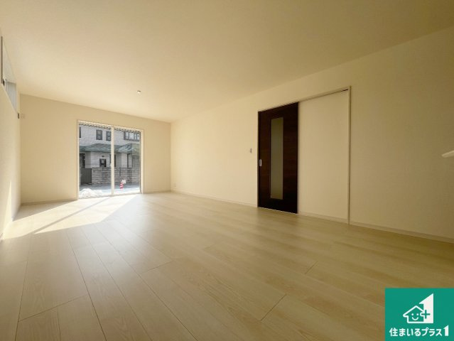 藤井寺市大井　第2期　新築一戸建ての居間・リビング|日当たり良好の明るいリビングで朝の目覚めもスッキリできそう！対面キッチンでご家族のコミュニケーションも自然と増える設計！小さなお子様が遊ぶスペースを作っても広々とくつろげるLDK！