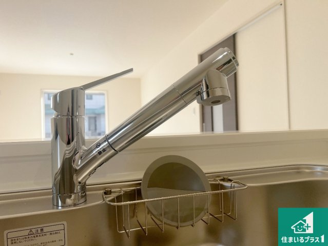 藤井寺市大井　第2期　新築一戸建ての設備|浄水器を内蔵！炊飯時、お茶を作る時に安心してお水を使えます！お湯と冷水、浄水と原水、シャワーの切替えもワンタッチです！