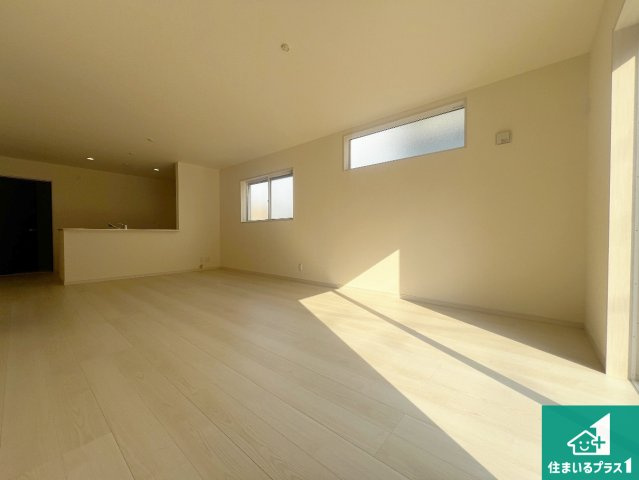 藤井寺市大井　第2期　新築一戸建ての居間・リビング|シンプルなリビングは、観葉植物等のインテリアを楽しめますね！パパ好みにも、ママ好みにも家具次第で雰囲気を変えることができます！