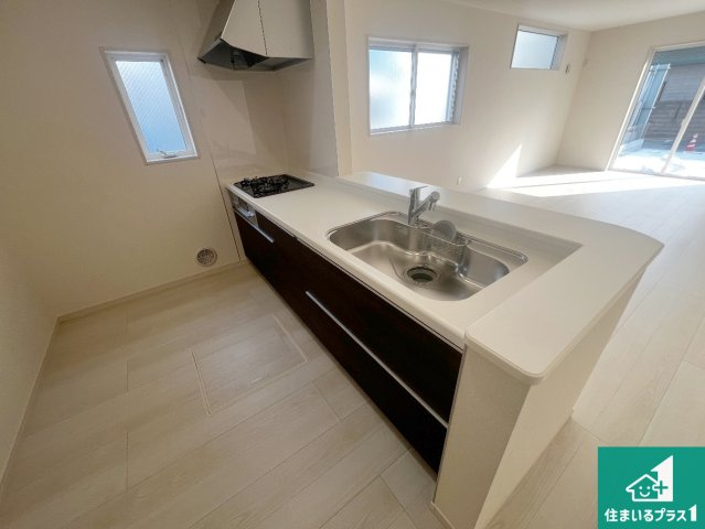 藤井寺市大井　第2期　新築一戸建てのキッチン|リビングと統一感があり、使い勝手のいいキッチン。広々としているので、二人並んで作業が出来ちゃいます。お子様と一緒に色々なお料理に挑戦できるスペースがあります。