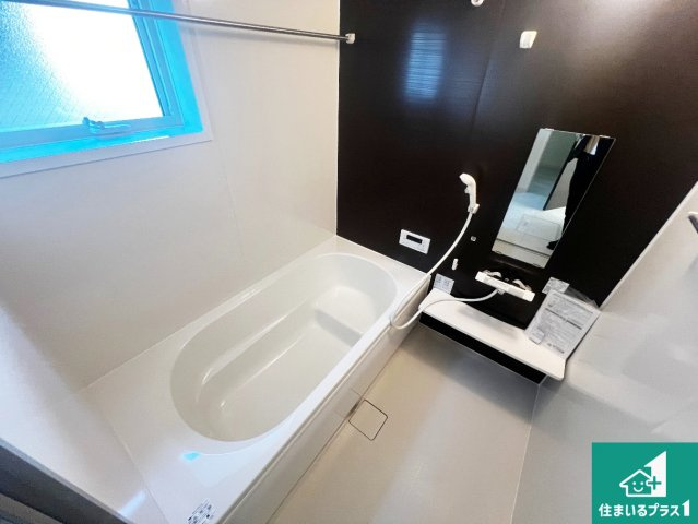藤井寺市大井　第2期　新築一戸建ての浴室|足をゆったり伸ばして寛げる浴槽です。窓が設けられていますので差し込む光が明るく穏やかな雰囲気にしてくれます♪浴室乾燥機も設置しているので、雨の日の洗濯物も安心です♪