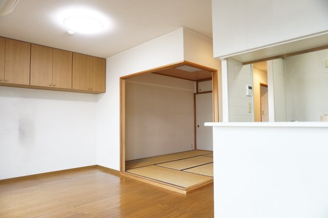 ディオ・フェルティ大東緑ヶ丘の居間・リビング|リビングのつなぐ和室とキッチン