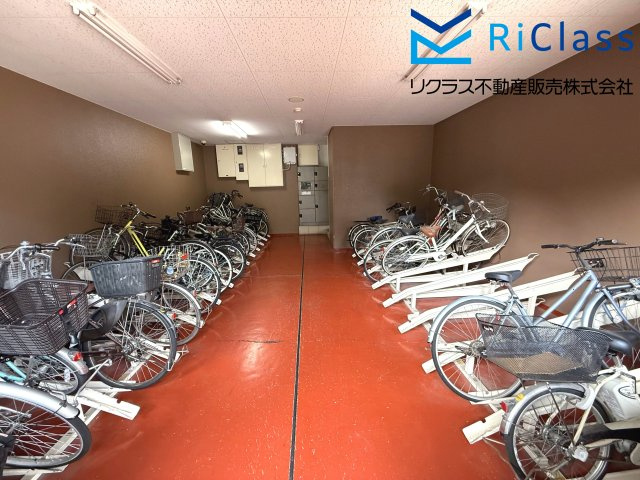グラン・パレ大倉山ウエストタワーの駐輪場