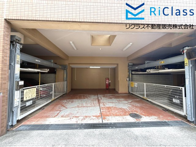 グラン・パレ大倉山ウエストタワーの駐車場