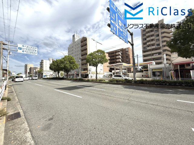 グラン・パレ大倉山ウエストタワーの周辺|マンション前の道路です