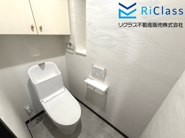 グラン・パレ大倉山ウエストタワーのトイレ|清潔感のあるトイレです
収納あります