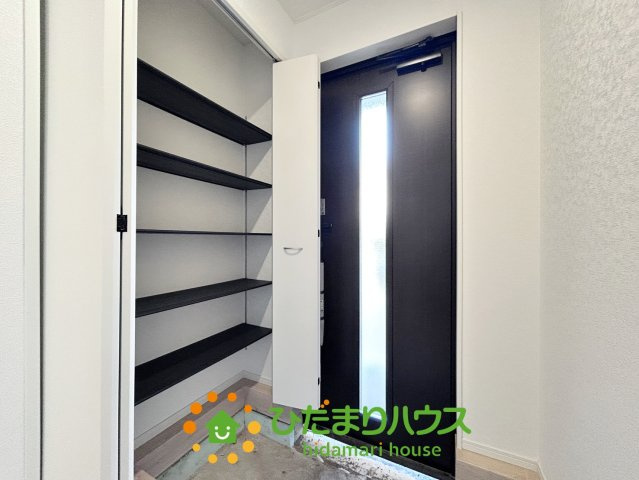 宮代町西原第２　新築一戸建て　02　クレイドルガーデンの玄関