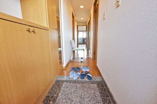 デュアル江坂広芝町の玄関|玄関には大型の玄関収納有。玄関周りをきれいに片づけます。