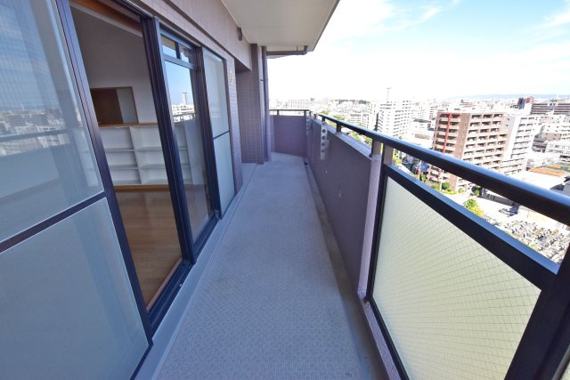 デュアル江坂広芝町のバルコニー|開放感あるL字型のバルコニ。