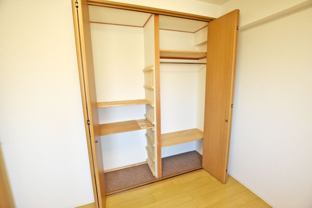 デュアル江坂広芝町の収納|服や荷物など様々なものを収納できるスペースです。