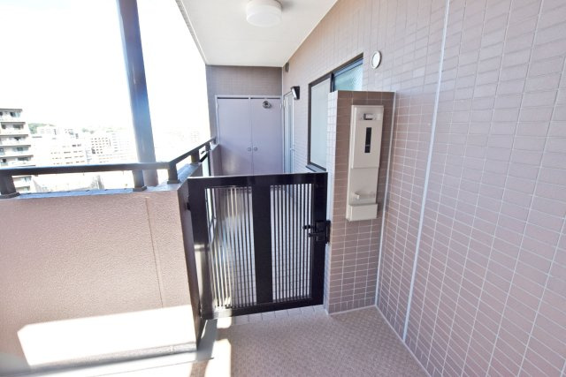 デュアル江坂広芝町の玄関|玄関前には門扉もあるのでプライバシーを守れます。