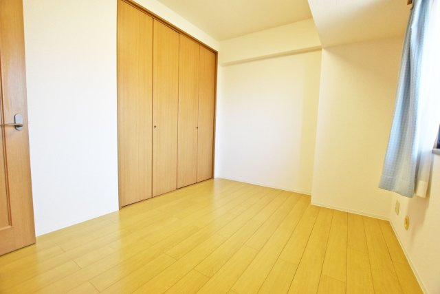 デュアル江坂広芝町の洋室|大型の収納があるのでお部屋の中もスッキリです。