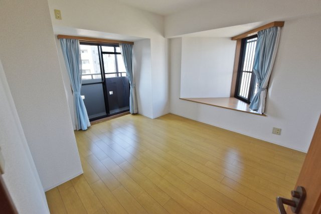 デュアル江坂広芝町の洋室|バルコニー＋出窓付のお部屋になります。2面採光の明るいお部屋です。