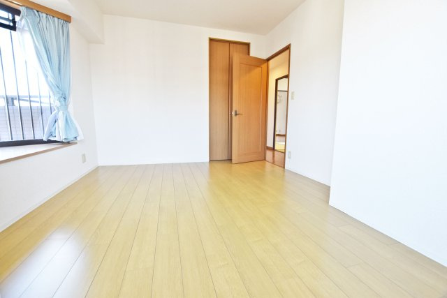 デュアル江坂広芝町の洋室|家具の配置もしやすい形状の部屋になっているので部屋に合わせたインテリアを選んで頂けます