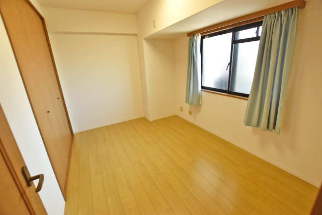 デュアル江坂広芝町の洋室|家具等も合わせやすいナチュラルテイストの建具が採用されています。