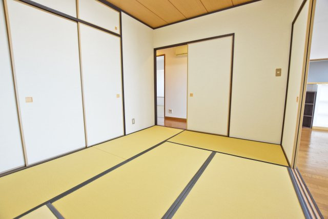 デュアル江坂広芝町の和室|小さなお子様がいてもリビング隣に和室があるので、お子様の遊び場にピッタリです。