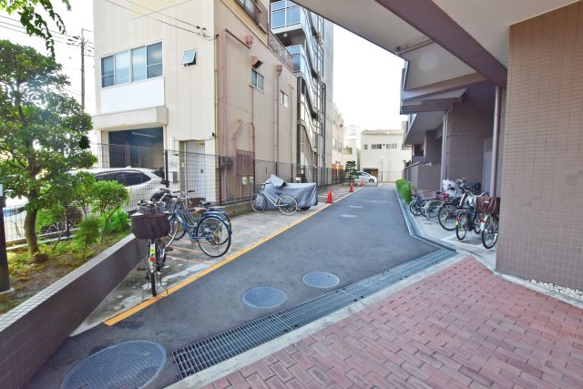 デュアル江坂広芝町の駐輪場|2025年10月撮影