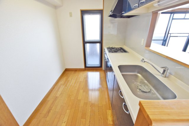 デュアル江坂広芝町のキッチン|キッチン横にはバルコニーに出られる勝手口があるので、生ゴミも表に出しておけます。