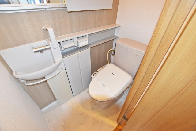 デュアル江坂広芝町のトイレ|トイレには専用手洗い付で衛生的です。