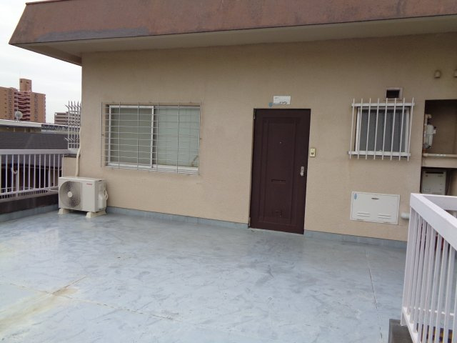 大横マンションの玄関