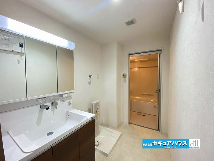 グローリアス長久手第2の脱衣所|【脱衣所】
スペースがしっかり確保されているため洗濯機の大きさも選ぶことができます♪