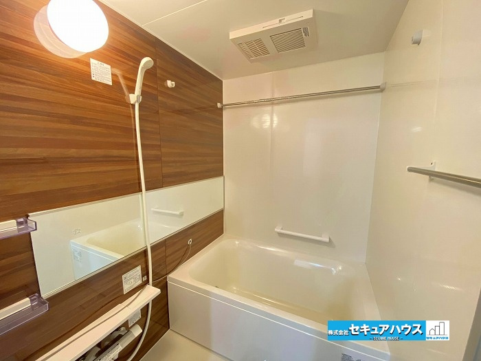 グローリアス長久手第2の浴室|【浴室】
◆アクセントパネルで落ち着きのある雰囲気を演出します。毎日の疲れを癒やすバスタイムをお楽しみ下さい！
◆窓付きで、カビの繁殖を抑える効果があります。