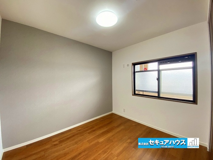 グローリアス長久手第2の洋室|【洋室】
◆広々とした居住空間は日々の暮らしを彩り、心のやすらぎと満足感を与えてくれます。通風と採光を考慮した設計は子供たちはのびのび育ち、家族でくつろぎと団らんを生み出します。