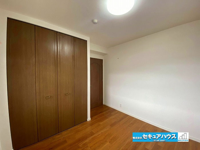 グローリアス長久手第2の洋室|【洋室】
◆家族一人ひとりの大切なプライベート空間。趣味に合わせて使って頂けるようシンプルに仕上げてあります。暮らし心地を大きく左右する収納を、適材適所に配置し使い勝手を考慮しました。　