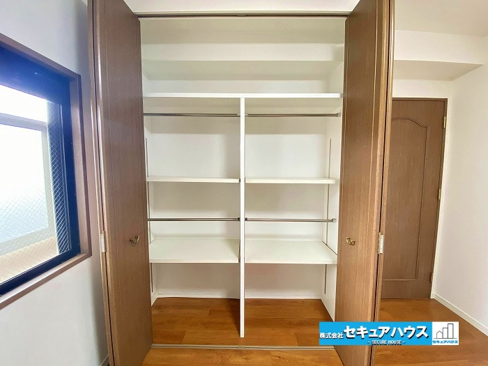 グローリアス長久手第2の収納|【洋室クローゼット】
パイプにカバンをかけて収納したり、棚部分に荷物を収納したり自由に収納スペースを活用できます。