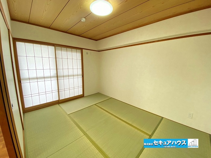 グローリアス長久手第2の和室|【和室】
フローリングに比べて畳は柔らかくクッション性があるため、子供が転んだり直接座ったりしても怪我のリスクを軽減できます。﻿
畳の上に布団を敷けば、ベッドからの転落による怪我の心配もありません。﻿