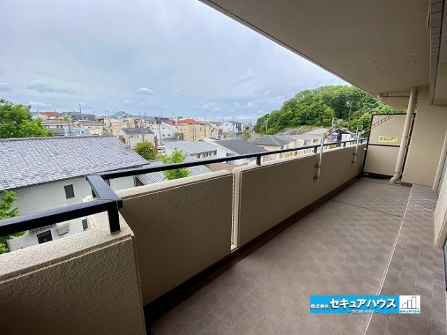 グローリアス長久手第2のバルコニー|【バルコニー】
◆見晴らしもよく、太陽の温かな温もりをめいっぱい受け止めてくれます。
太陽の光と爽やかな風を受けたお洗濯物はあっという間に乾き、取りこむ時には太陽の匂いを感じられそうですね。　