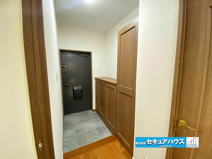 グローリアス長久手第2の玄関|【玄関】
◆お家に出会う人々を迎える玄関だからこそ、広々清潔感あふれる空間にしたいものです。採光・通風にも配慮された設計で毎日明るい空間をキープします♪