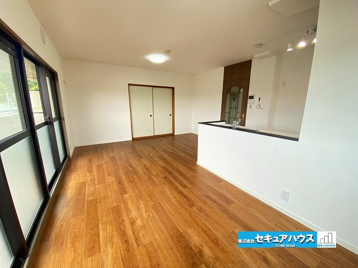 グローリアス長久手第2の居間・リビング|【LDK】
◆通学から帰宅し、リビングルームで会話を楽しむ子ども達。リビングから臨む景色は太陽色に染まり、解放感溢れゆったりとしたひと時を過ごすことが出来る素敵な空間です。