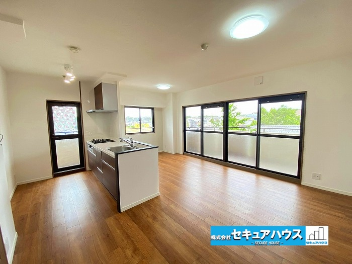 グローリアス長久手第2のキッチン|【キッチン】
◆対面キッチンのためリビングの様子をみながらお料理することができます。