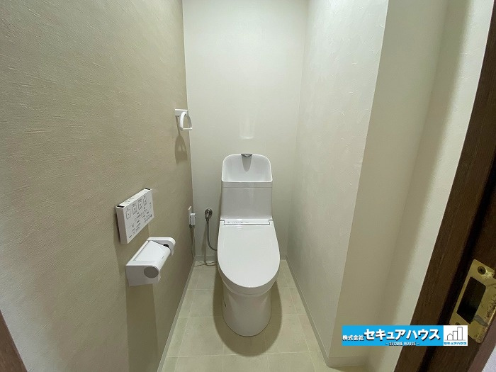 グローリアス長久手第2のトイレ|【高機能トイレ】
◆高機能トイレの多くは便器のフタの開閉が自動であり、使用後に手動で水を流す面倒もなく非常に便利です。スタイリッシュな見た目で、お掃除しやすく、節水効果が高いです。
