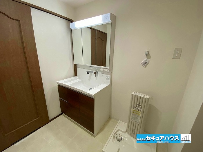 グローリアス長久手第2の独立洗面台|【洗面台】
◆鏡の裏にはたっぷりと収納スペースを標準装備！
◆電源を付属しているのでドライヤーなど利用できます。