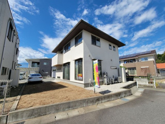 【外観】 | 東側道路側より建物を撮影　二面道路につき開放感がございます。