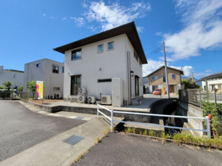 【周辺】 | 東側道路から建物を撮影